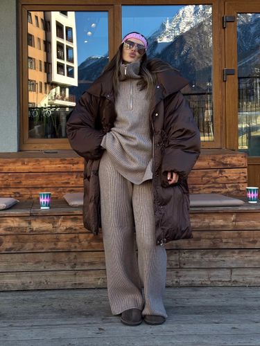 Длинный сатиновый пуховик шоколадного цвета