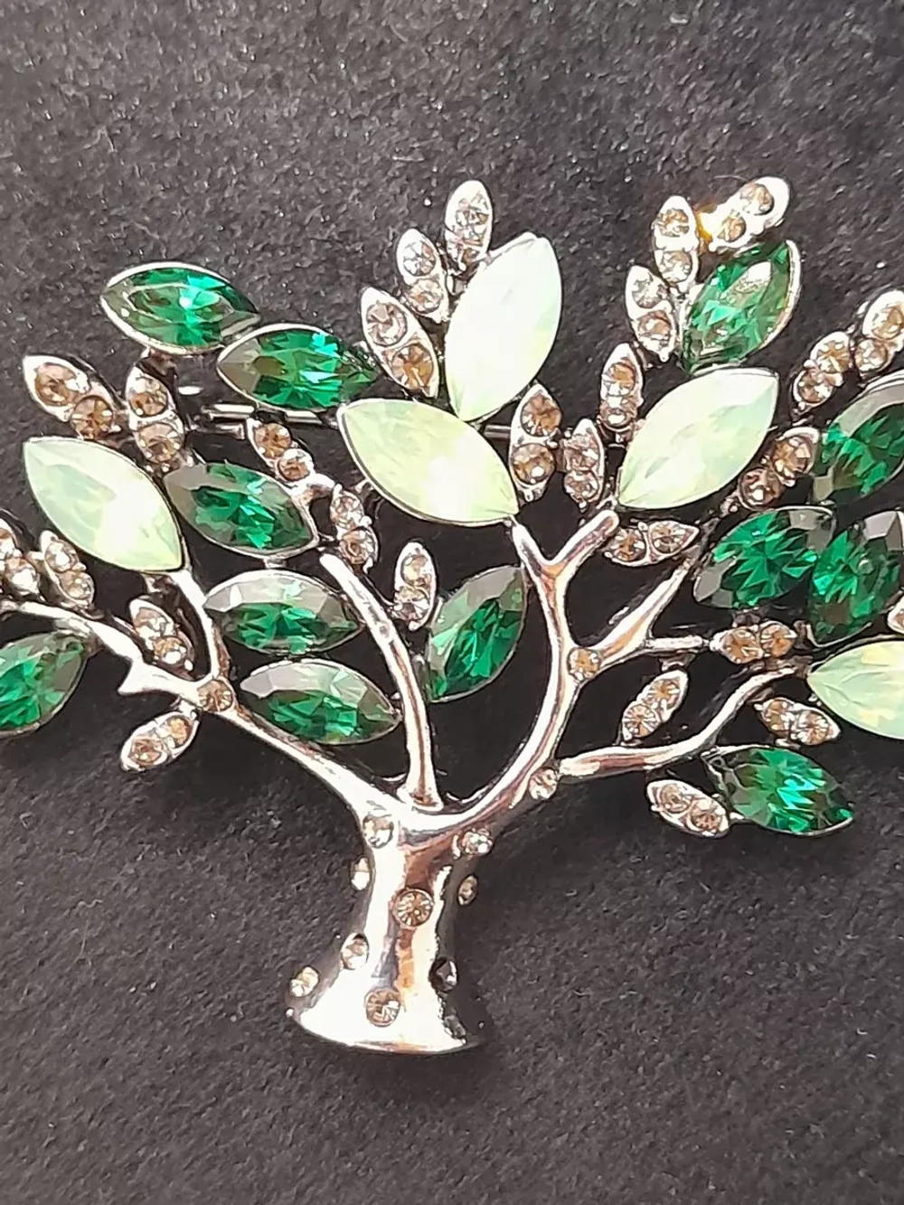 Брошь-кулон "Дерево большое с зелёными стразами" серебро