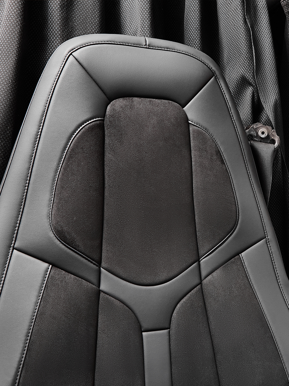 Чехлы Люкс VOLVO FH-13 после 2018 года: водитель от сиденья, пассажир от стойки кабины (один вырез под ремень) (экокожа, черный, черная вставка)