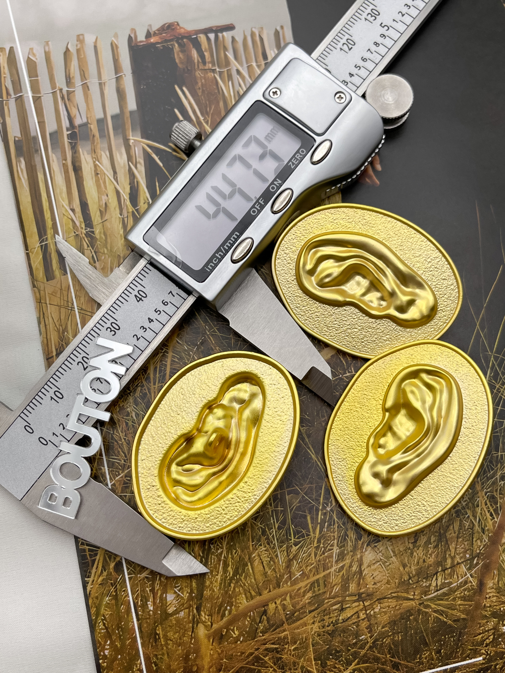 Пуговицы Скиапар. овальные рельефные матовое золото с дизайном "Ухо"