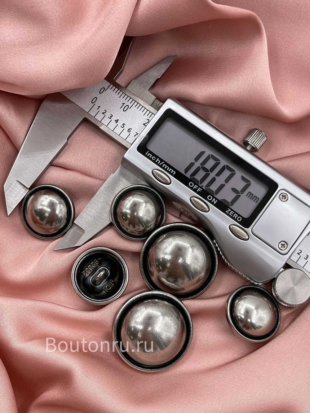 Пуговицы полусфера серебристые с черной окантовкой антик