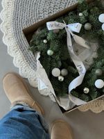 Новогодний венок в бело-серой гамме