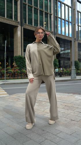 Трикотажный костюм в цвете хаки с брюками
