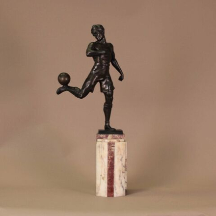 Бронзовая скульптура «Футболист»