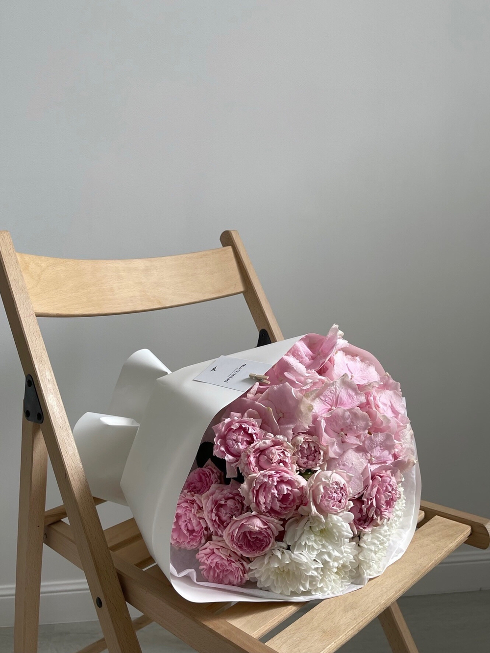 Букет гортензия, кустовые пионовидные розы в оформлении