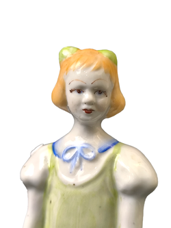 Фарфоровая статуэтка "Девочка с плюшевым мишкой" (Возрождение)