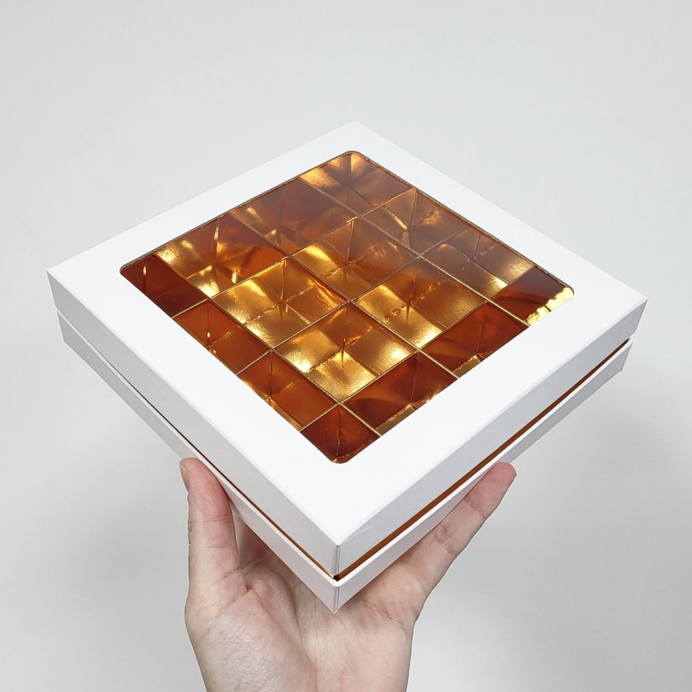 Коробка на 16 конфет ЛЮКС с окном 18*18*4,5 см (белая/золото)
