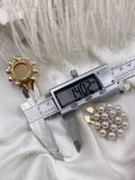 Накладка на пуговицу золотистая с жемчужинами и стразами большая