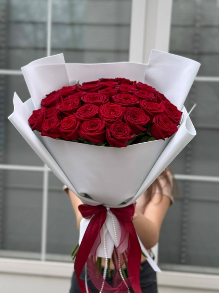 Роскошь в букете из 33 роз Red Naomi (50 см)