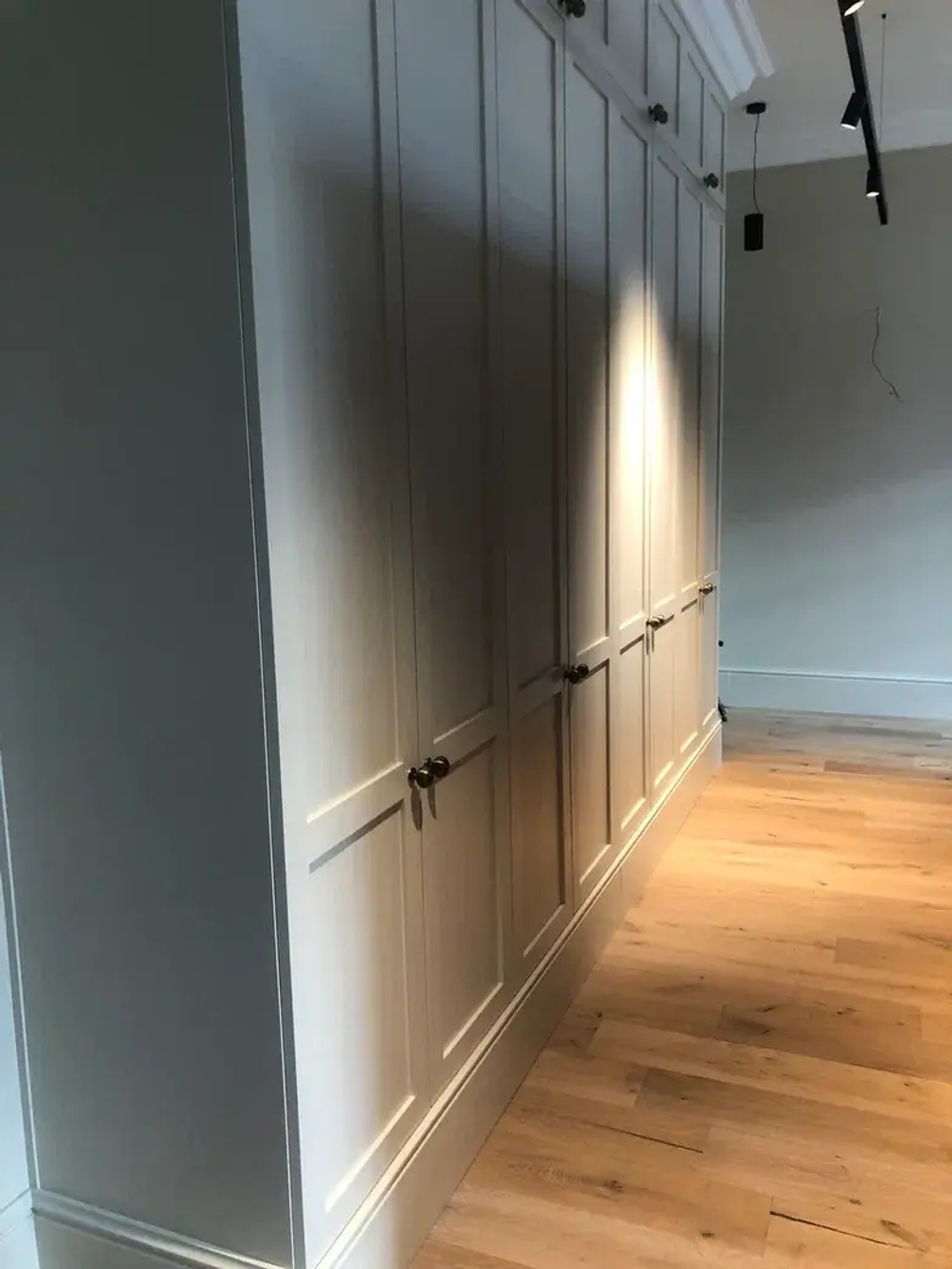 Встроенный белый шкаф с классическими дверцами