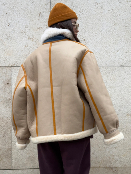Бежевая дубленка-авиатор с контрастной отделкой