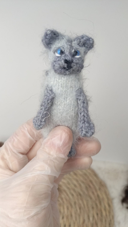 Серый кот - вязаная игрушка для куклы