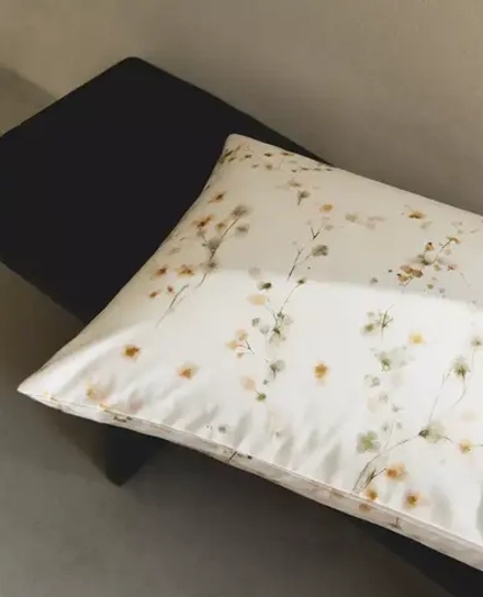 ZARA HOME НАВОЛОЧКА С ЦВЕТОЧНЫМ ПРИНТОМ, ЖЕЛТОВАТО-БЕЛЫЙ