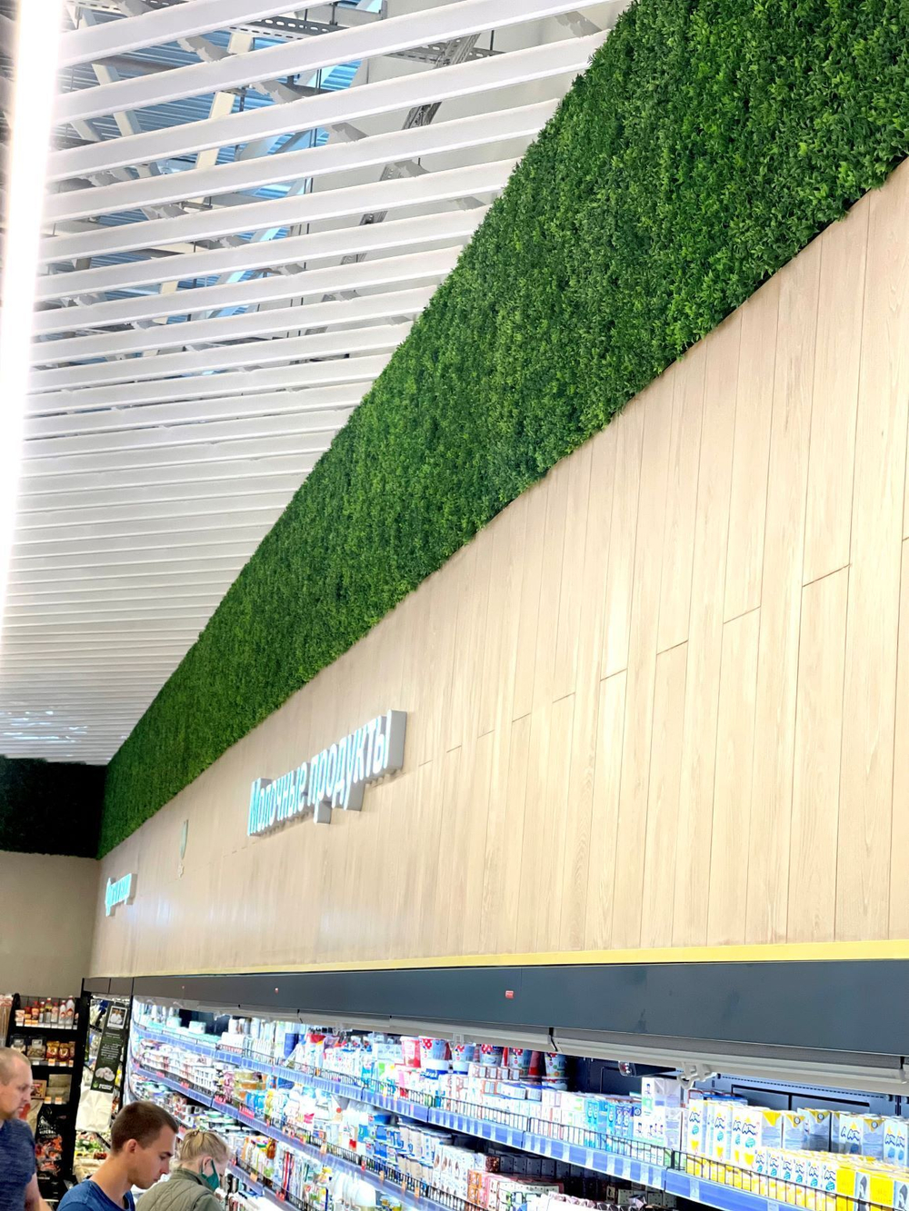 Вертикальное озеленение панелями из искусственной зелени в супермаркете "Табрис" г.Сочи