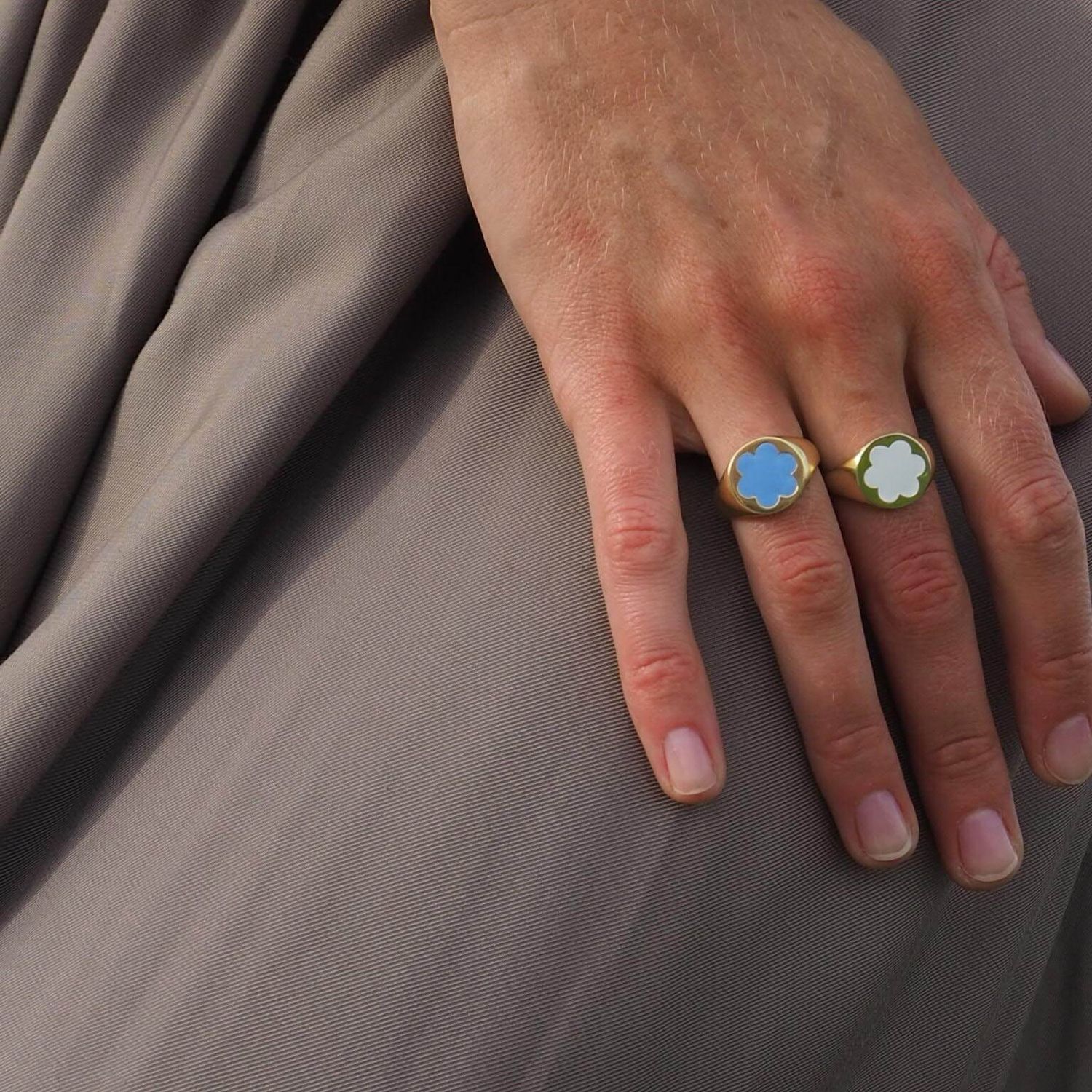 Кольцо-печатка Gold Forget-Me-Not Ring – White