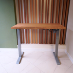 Регулируемый компьютерный стол Motor UP с регулировкой по высоте — столешница МДФ дуб европейский