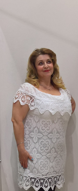 Белое нарядное платье-туника с ажурным шитьем