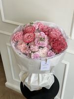 Букет из кустовых пионовидных роз, хризантемы в розовом оттенке и маттиолы