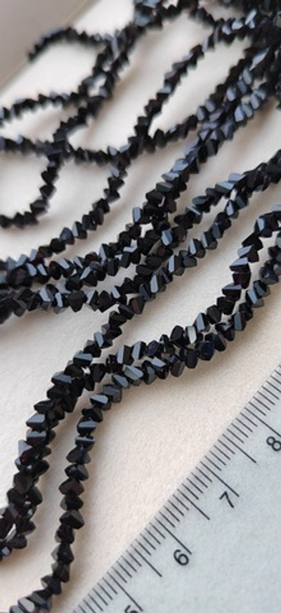 ХТР3-ч Стекло граненое треугольник 3*2мм, черный, нить 30см