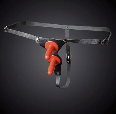 Чёрные кожаные трусики с двумя штырьками для насадок (Размер: S-M-L) (Цвет: черный)