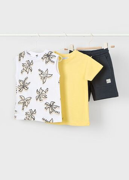 две футболки с шортами