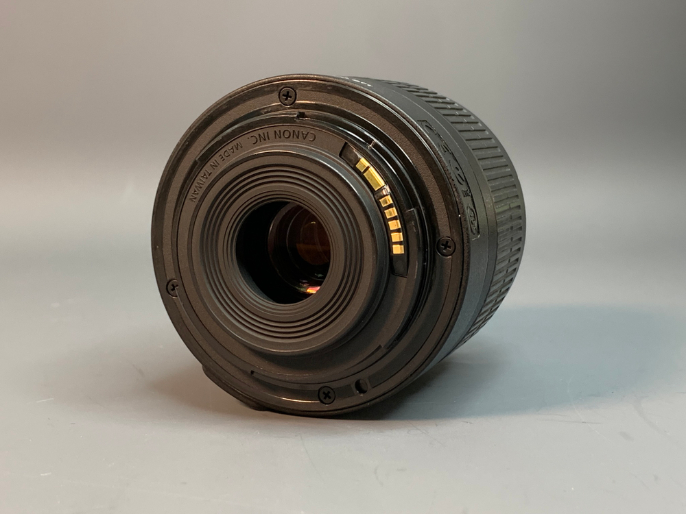 Canon 1100D kit 18-55mm 3.5-5.6 III 4.200 кадров
