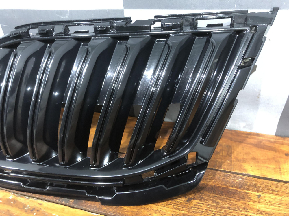 Решетка радиатора Skoda Octavia 3 (A7) 17-20 Б/У Оригинал 5E0853653C