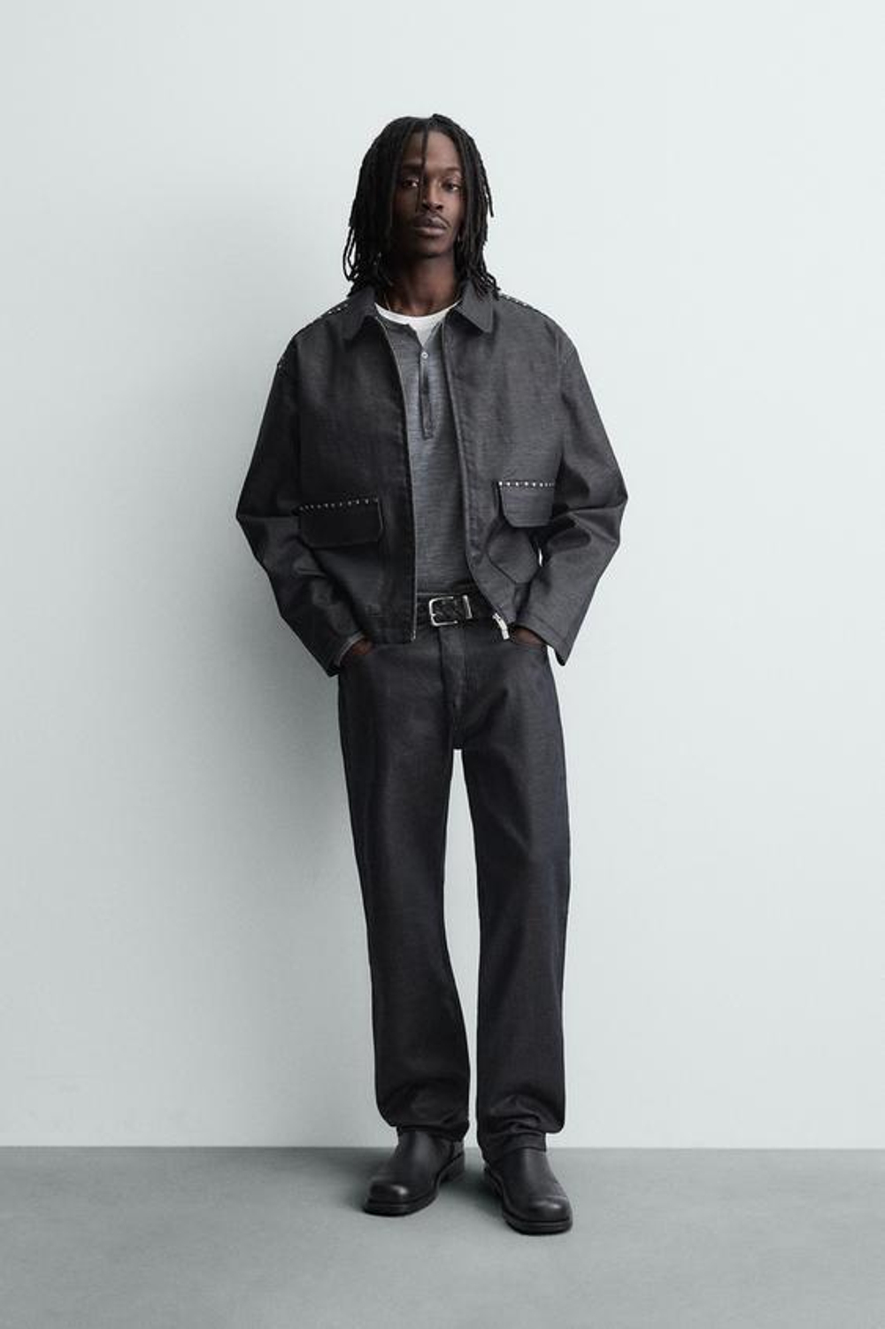 ZARA ДЖИНСЫ ПРЯМОГО КРОЯ С ВОЩЕНЫМ ПОКРЫТИЕМ, СИНИЙ