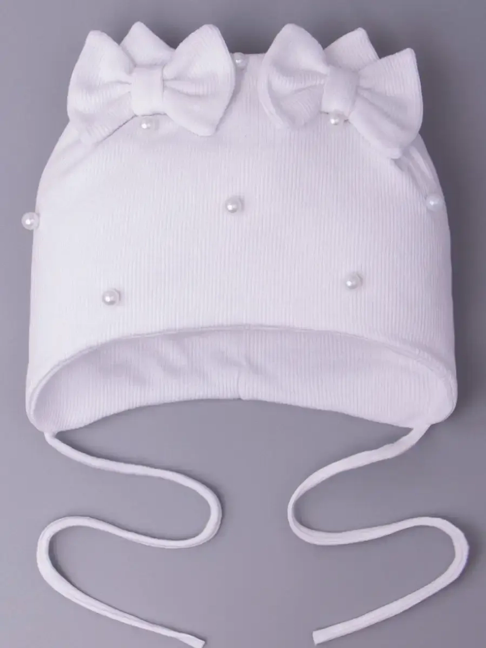 Шапка для девочки осенняя на завязках с бусинами