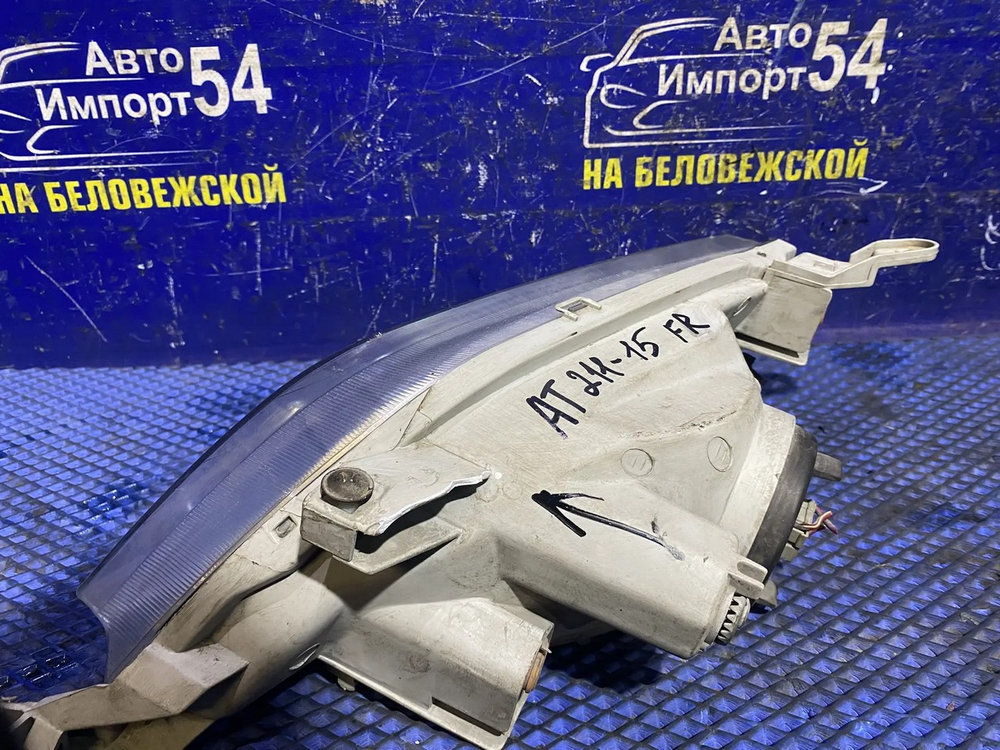 Фара передняя правая TOYOTA CARINA 2001