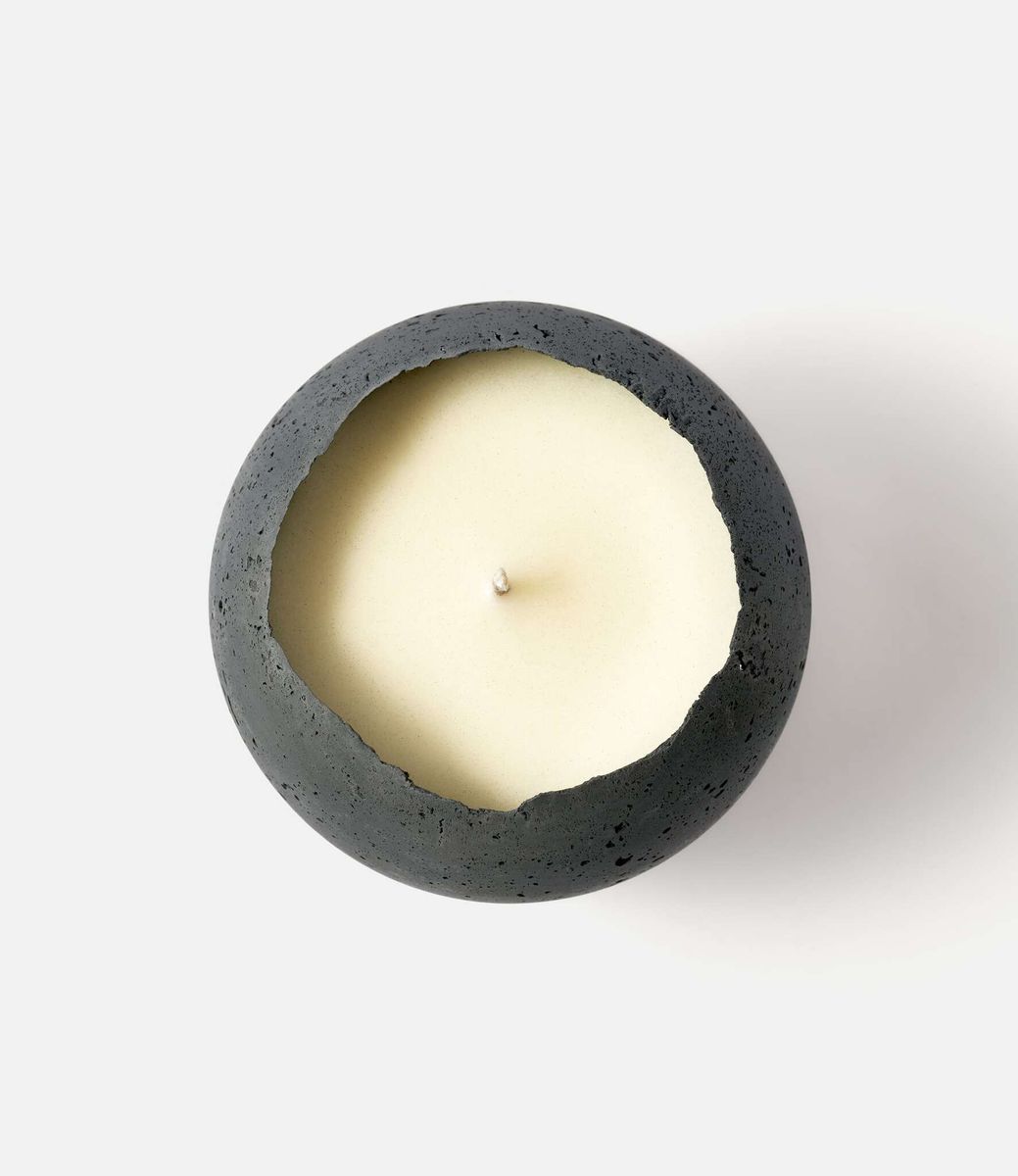 Konzuk Orbis Concrete Candle Charcoal — бетонная свеча
