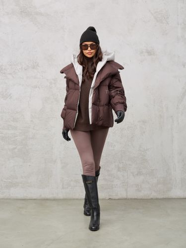 Укороченный пуховик шоколадного цвета с серым капюшоном