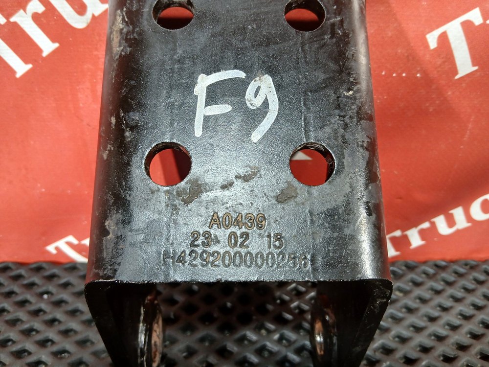 Кронштейн амортизатора переднего