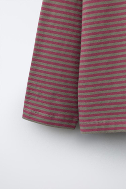 ZARA ФУТБОЛКА С ПОЛОСАТЫМ ПРИНТОМ, СЕРО-ГРАНАТОВЫЙ