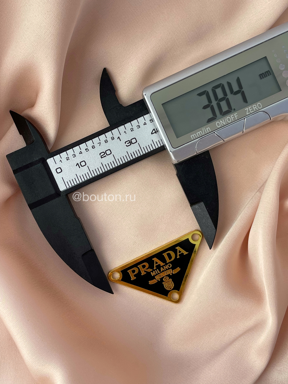 Логотип металлический Прад. золото черная