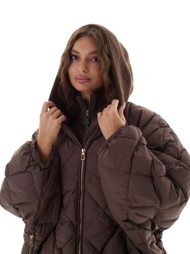 Шоколадный пуховик-летучая мышь с вязаным капюшоном