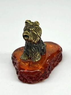 Бронзовая статуэтка на янтаре