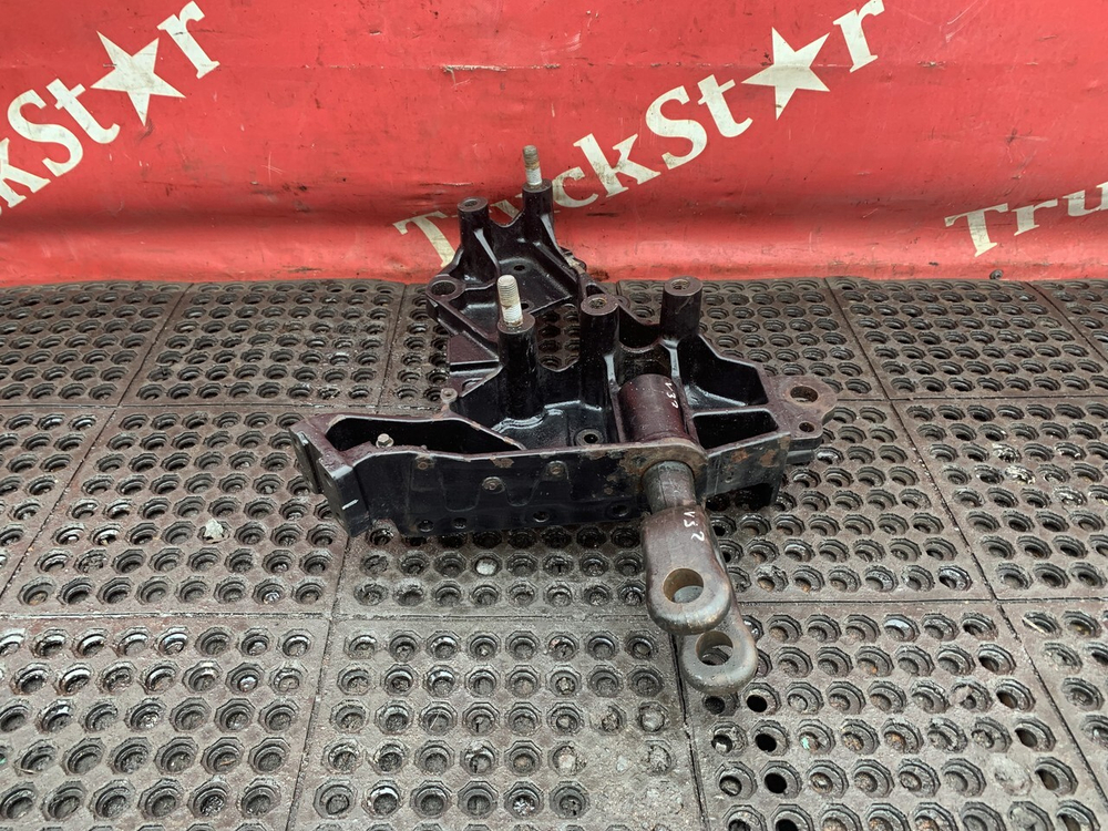 Кронштейн буксировочный левый 2017г