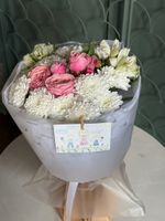 Букет из кустовой пионовидной розы, альстромерии и хризантемы