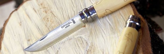 Складной нож Opinel №7 Nature, нержавеющая сталь, рукоять самшит, гравировка сердца c клинком из стали Sandvik™ 12С27