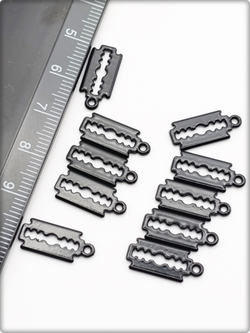 Подвески для рукоделия "Лезвия чёрные".