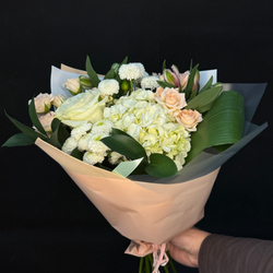 Букет из гортензии, микса роз и хризантем сантини