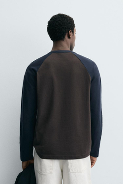 ZARA ФУТБОЛКА С ЦВЕТОВЫМИ БЛОКАМИ И РУКАВОМ РЕГЛАН, КОРИЧНЕВО-СИНИЙ