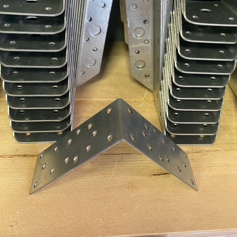 Крепежный уголок равносторонний 100х100х40 ОЦ.