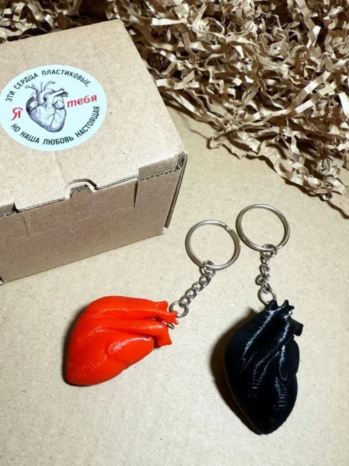 Парные брелки 3D сердце анатомическое красное и черное