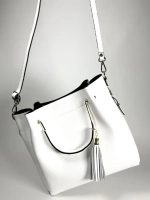 Женская белая сумка из натуральной кожи с металлическими ручками