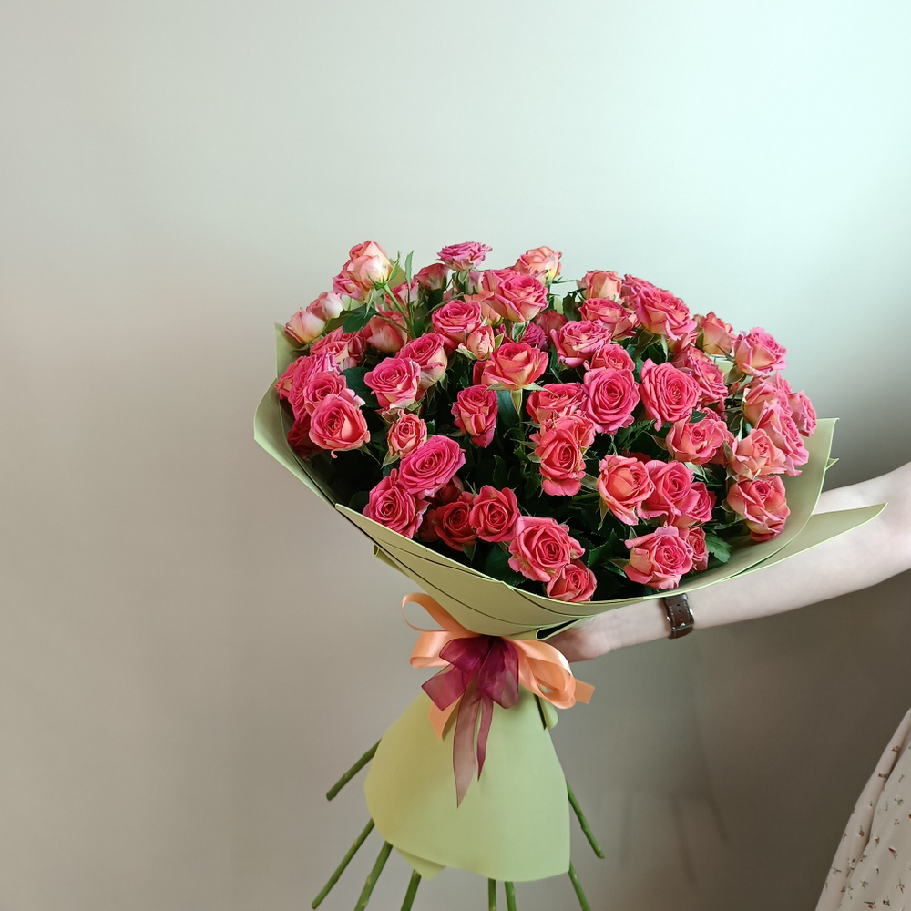 Букет из Коралловых кустовых роз 15 шт в зелёном фоамиране