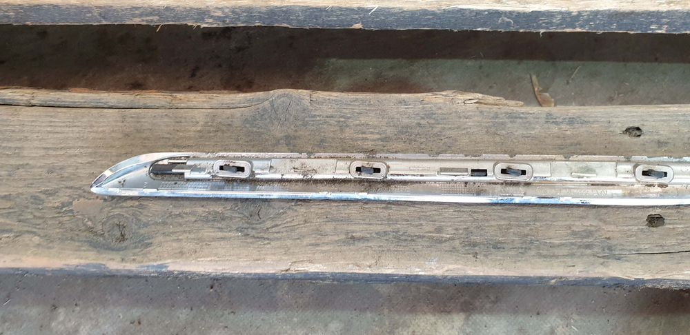 Молдинг решетки радиатора Mercedes E (W213) 16-20 Б/У Оригинал A2138880473