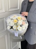 Букет из хризантемы, ромашки, кустовой пионовидной розы и диантусов!