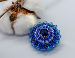 Брошь ручной работы из бисера и страз, кристаллов. / подарок любимой, маме, коллеге, подруге / бижутерия / оригинальный подарок /